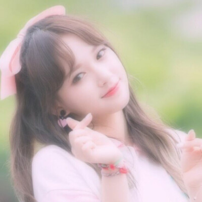 程潇（Cheng Xiao），1998年7月15日出生于广东省深圳市，中国内地流行乐女歌手、演员，女子演唱组合宇宙少女成员，毕业于首尔表演艺术高中。