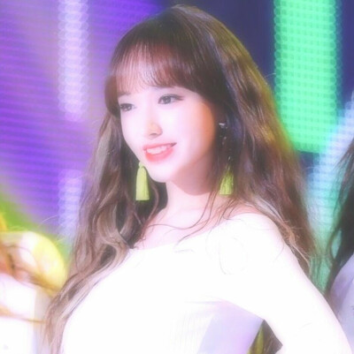 程潇（Cheng Xiao），1998年7月15日出生于广东省深圳市，中国内地流行乐女歌手、演员，女子演唱组合宇宙少女成员，毕业于首尔表演艺术高中。