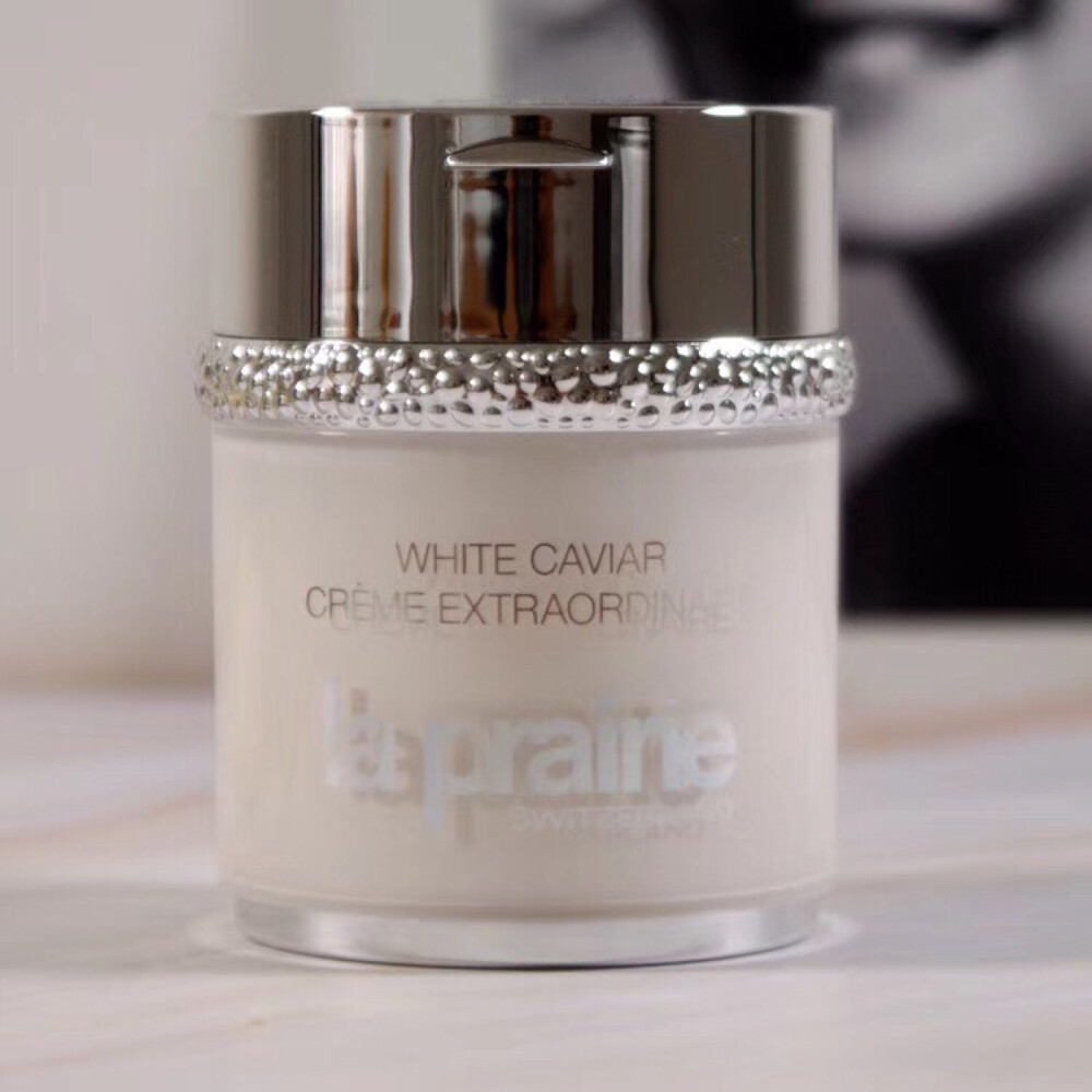 La Prairie白鱼子精华纯皙面霜
White Caviar Creme Extraof Dinaire 保护肌肤的同时养出滋润均一的透亮美 肌，鱼子酱精华给予肌肤弹力。新款纯皙紧致滋润面霜有助于亮白肌肤，有效抑制色素沉淀。此款质地轻盈的乳霜中富含黄金鱼子精华，可深层滋养和 紧致肌肤。帮助肌肤保持均匀肤色，淡化年龄ban和色素沉淀，有效紧致肌肤，加强肌肤 保湿屏障，实现卓效保湿