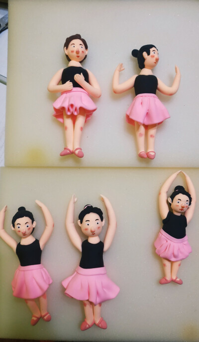 用粘土做的冰箱贴。
五个跳舞芭蕾舞的女孩。