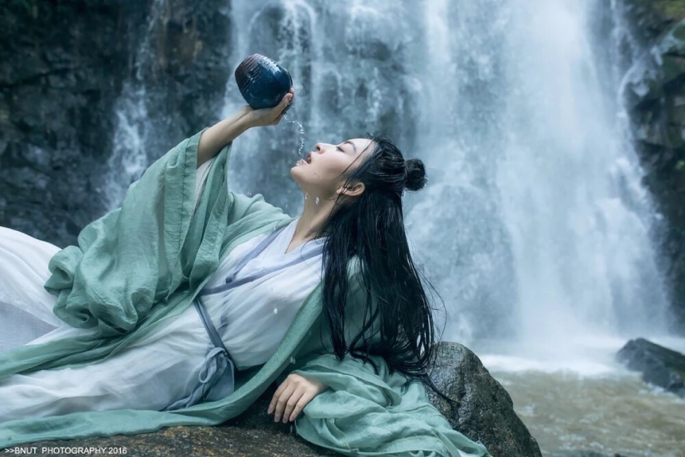 坐玉石，倚玉枕，拂金徽。谪仙何处？无人伴我白螺杯。我为灵芝仙草，不为朱唇丹脸，长啸亦何为？醉舞下山去，明月逐人归。