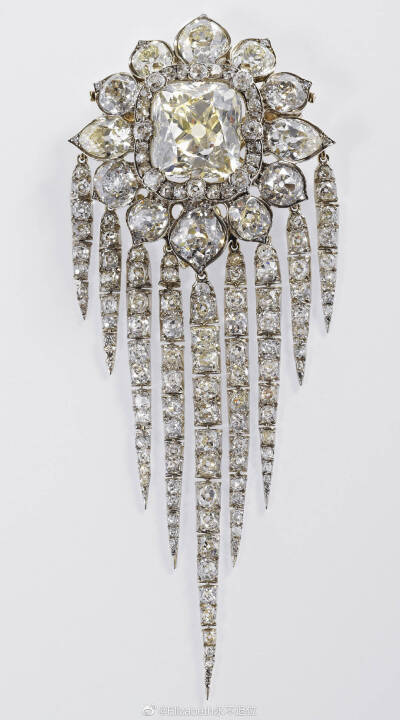 Queen Victoria's Fringe Brooch 这枚精美华丽的钻石胸针是维多利亚女王委托加纳德珠宝于1856年制作完成的，12.6×5cm，所用材质包括了钻石、黄金和银。胸针的中央镶嵌了一颗硕大的祖母绿型切割钻石（当年早些时候土…