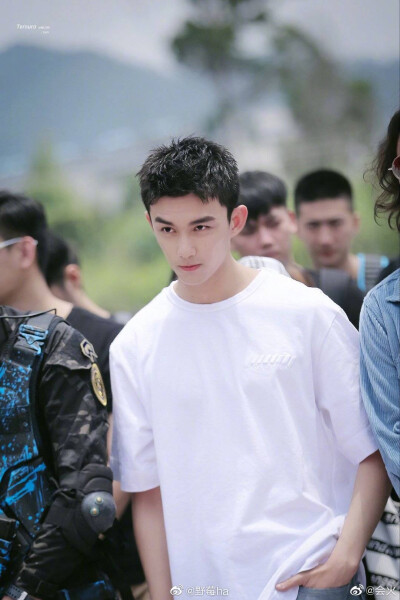 这么多年了
我家那位少年依旧眼里清澈如星星——我磊。
吴磊又帅了我的天呐！！