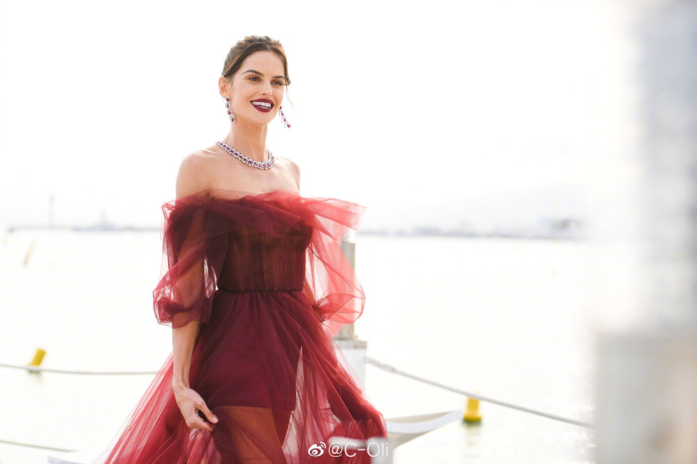 #C-Oli# Izabel Goulart seen in Cannes || IG老师昨晚这套Valentino纱裙因为颜色关系在红毯上没有发挥的很好，反而是在海边拍摄写真时薄纱裙摆随风飞扬，酒红色在空旷外景自然光对比下也更艳丽夺目，同色系的Chopard珠宝配饰以及唇色搭配也很统一，这套美丽！[心] ​​​