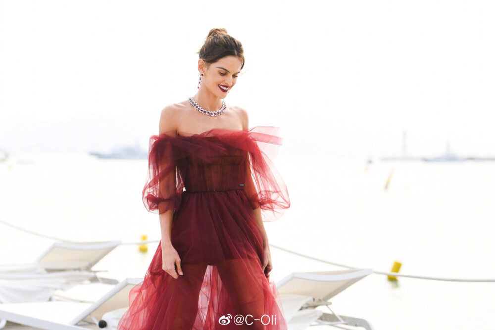 #C-Oli# Izabel Goulart seen in Cannes || IG老师昨晚这套Valentino纱裙因为颜色关系在红毯上没有发挥的很好，反而是在海边拍摄写真时薄纱裙摆随风飞扬，酒红色在空旷外景自然光对比下也更艳丽夺目，同色系的Chopard珠宝配饰以及唇色搭配也很统一，这套美丽！[心] ​​​