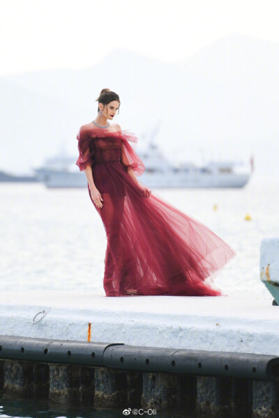 #C-Oli# Izabel Goulart seen in Cannes || IG老师昨晚这套Valentino纱裙因为颜色关系在红毯上没有发挥的很好，反而是在海边拍摄写真时薄纱裙摆随风飞扬，酒红色在空旷外景自然光对比下也更艳丽夺目，同色系的Chop…