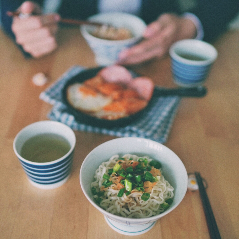 “两个人合不合适都在这两件小事里：一起吃饭，一起聊天。”