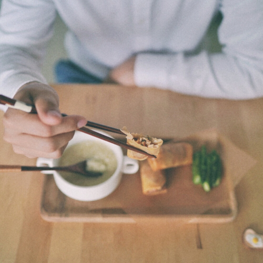 “两个人合不合适都在这两件小事里：一起吃饭，一起聊天。”