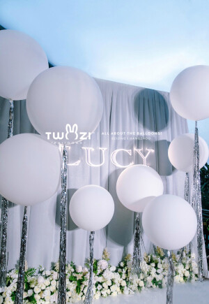 真的是超级喜欢白色了，
很百搭很纯粹的颜色
和 #Twozi Balloons兔子气球# 
共同探索气球世界里的纯粹吧
#生日布置# #派对装饰# #求婚告白# #婚礼布置#