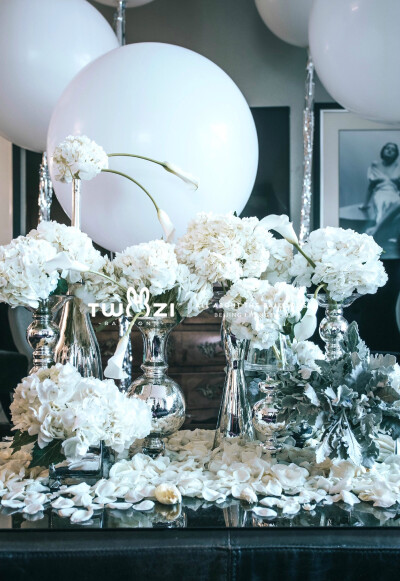 真的是超级喜欢白色了，
很百搭很纯粹的颜色
和 #Twozi Balloons兔子气球#
共同探索气球世界里的纯粹吧
#生日布置# #派对装饰# #求婚告白# #婚礼布置#