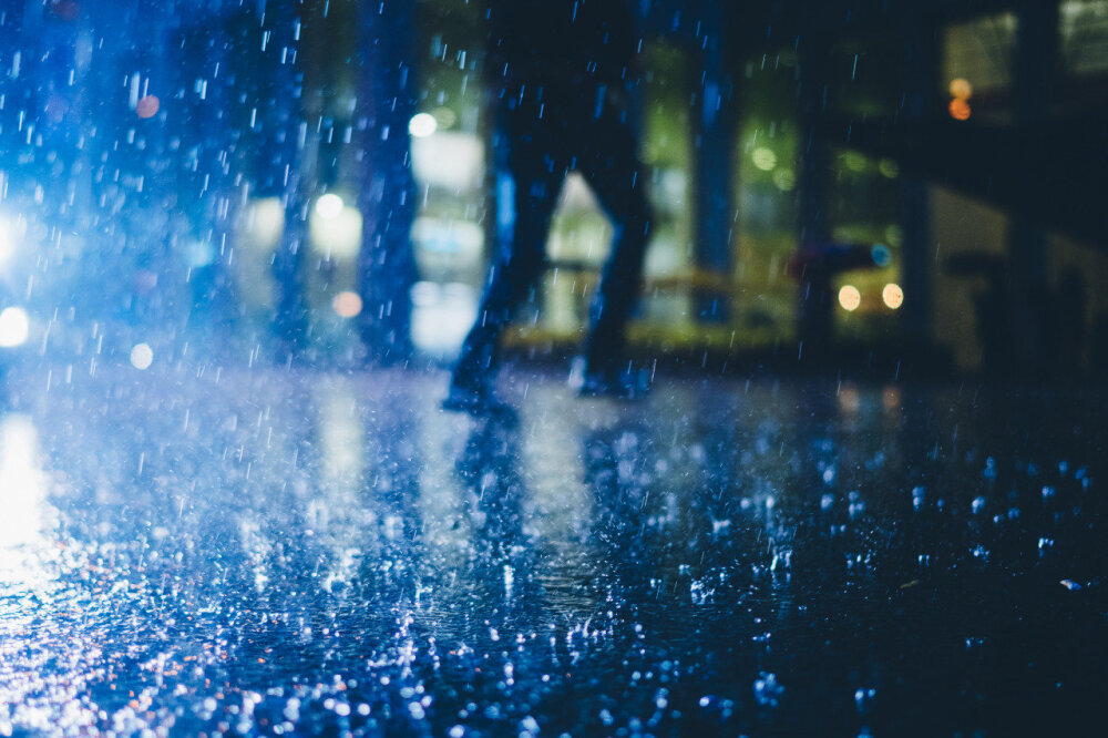 伞能挡住雨水，却挡不住心雨。