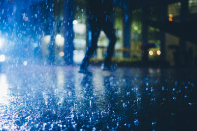 伞能挡住雨水，却挡不住心雨。