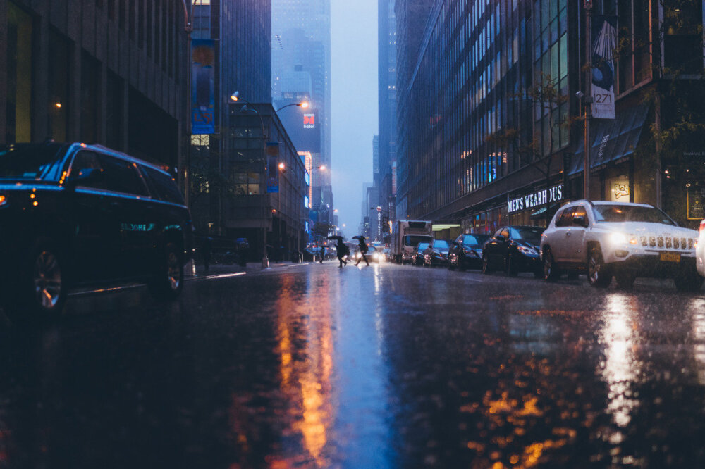 伞能挡住雨水，却挡不住心雨。