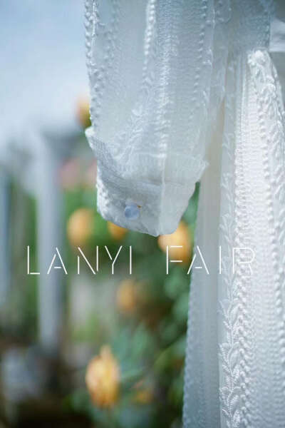 #兰奕屋语# LANYIFAIR 真丝刺绣中袖连衣裙。超级精美的真丝刺绣面料，腰部系带设计有一丢丢怀念小时候。内衬丝棉，舒适度爆表。
服装设计：兰奕