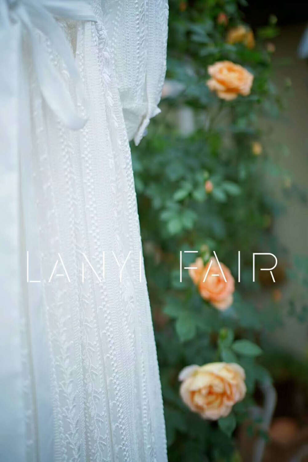 #兰奕屋语# LANYIFAIR 真丝刺绣中袖连衣裙。超级精美的真丝刺绣面料，腰部系带设计有一丢丢怀念小时候。内衬丝棉，舒适度爆表。
服装设计：兰奕