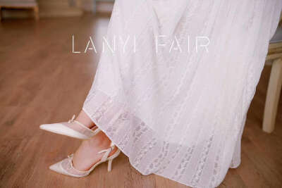 #兰奕屋语# LANYIFAIR 真丝刺绣中袖连衣裙。超级精美的真丝刺绣面料，腰部系带设计有一丢丢怀念小时候。内衬丝棉，舒适度爆表。
服装设计：兰奕