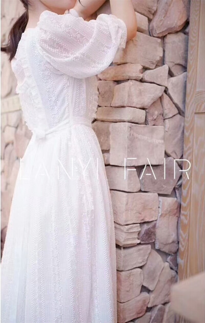 #兰奕屋语# LANYIFAIR 真丝刺绣中袖连衣裙。超级精美的真丝刺绣面料，腰部系带设计有一丢丢怀念小时候。内衬丝棉，舒适度爆表。
服装设计：兰奕
