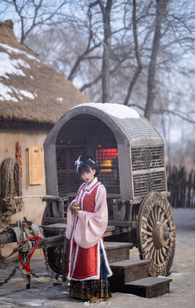  你看呀，那大雪白茫茫一片真干净。
服装：@踏云馆汉服
妆造：@中二少女浮
摄影：@是你生哥
出境 : @芍药_Y
#汉服##汉服摄影# ​