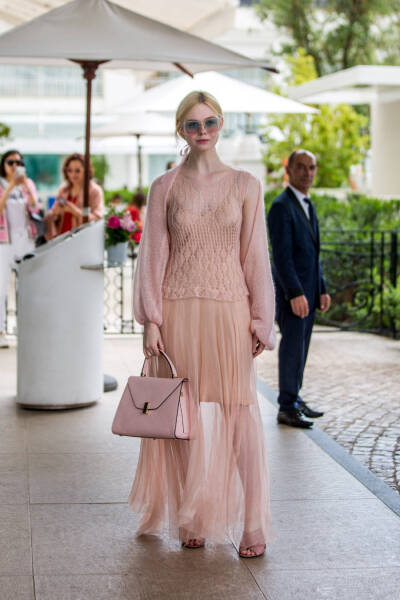 Elle Fanning 戛纳出街离开 Martinez Hotel