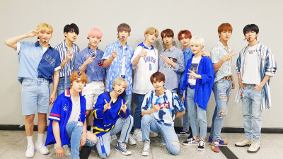 seventeen 演唱会签售会后台照