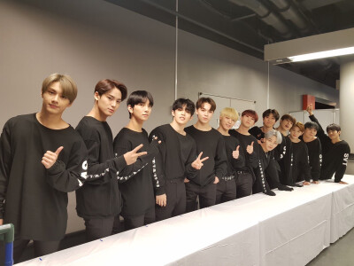 seventeen 演唱会签售会后台照