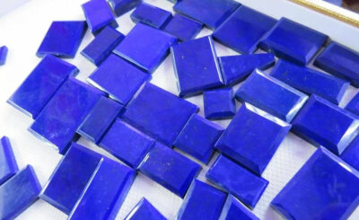 青金石(英文：Lapis lazuli，来源于拉丁语)，是一种颜色呈现为深蓝色、紫蓝色、天蓝色、绿蓝色等的宝石。它主要由青金石、方解石和黄铁矿组成。天然青金石在放大镜下可见其粒状结构，并常含有黄铁矿斑点、白色方解石…