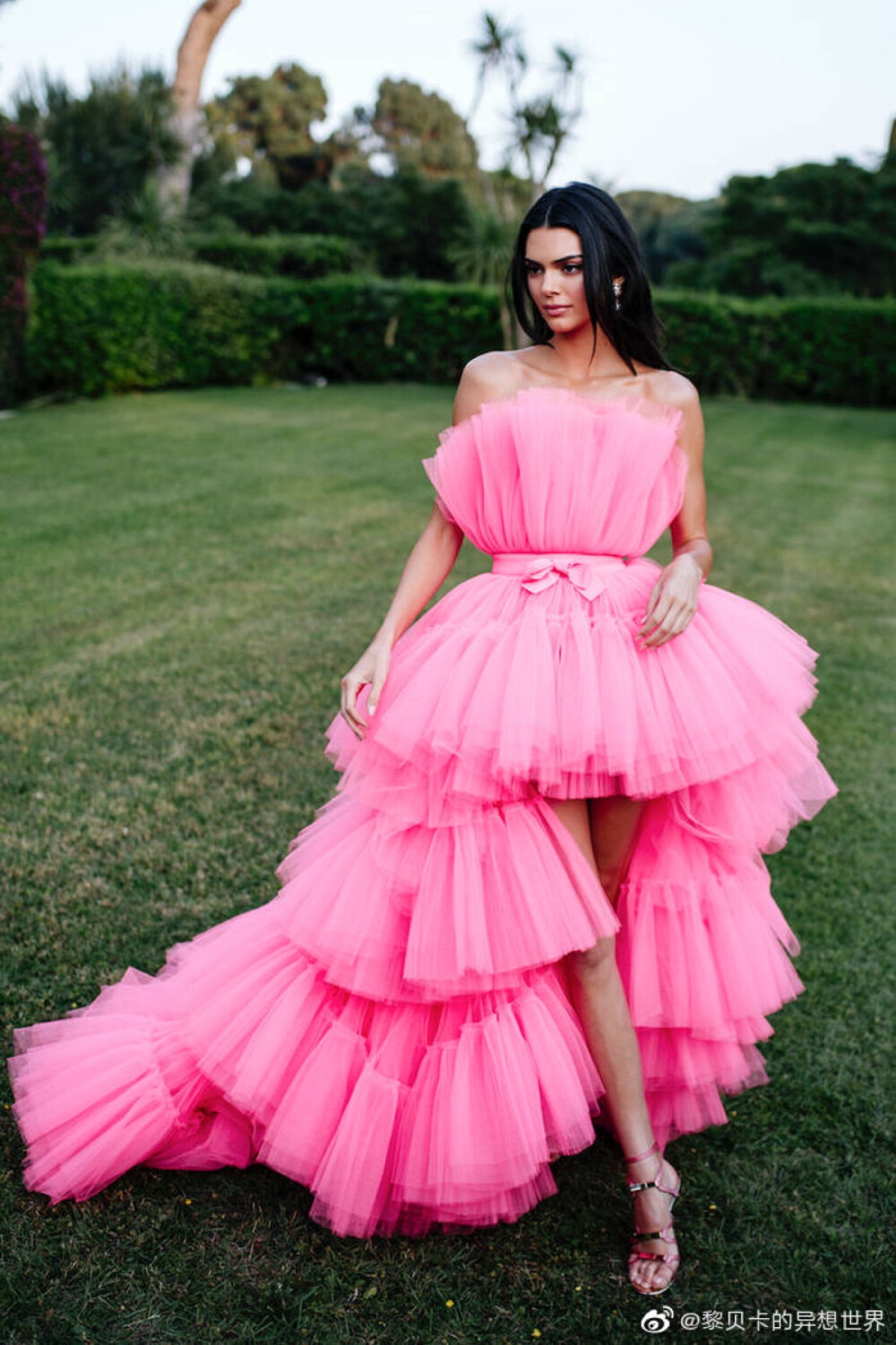 Kendall Jenner一身Giambattista Valli x H&M合作系列粉色长裙出席戛纳电影节amfAR慈善晚宴，看吧，不一定非要白皮才能驾驭粉色。肯豆还和穿同系列合作款的春春合照了[哈哈] ​​​