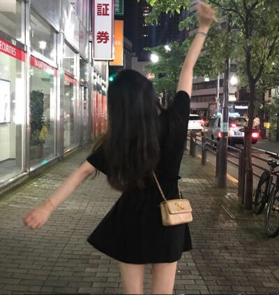 雨天：小清新女头像