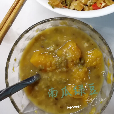 南瓜绿豆粥
Step1 温水泡绿豆
2 煮绿豆直到绿豆开花花
3 放南瓜
done！南瓜本身偏甜，不放糖刚刚好