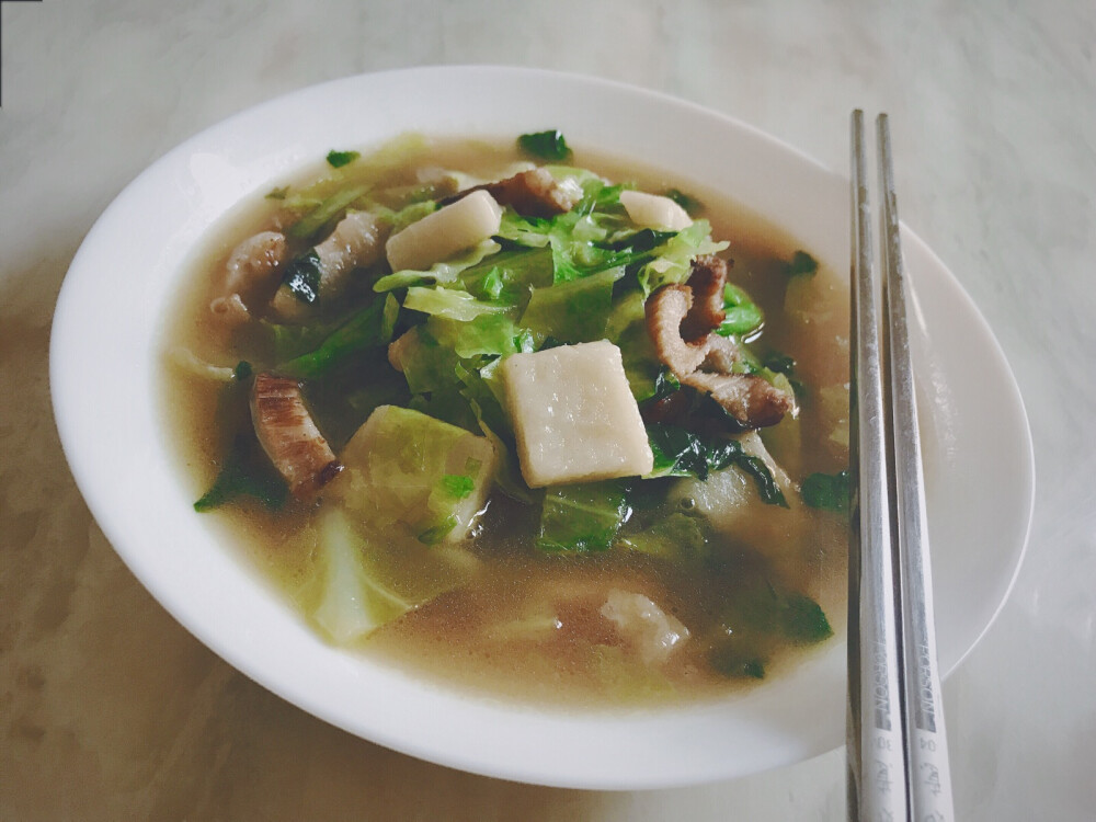 苏州的糯米食物一直是唱主导的食材，
用特色的猪油糕和肉片，
两种蔬菜一起烧的晚饭，
吃下来颇受好评！
只是不知道苏州人讲话的软糯
是否和爱吃糯米食有关呢？