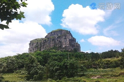 香炉山文化遗址位于阳逻北岸约1公里处长江之滨，遗址出土的一批石器和陶器，是武汉出土最古老的文物，证明在4千年前，武汉地区已有人活动，而且已进入到文明社会。商代盘龙城被认為是武汉的“根”，出土的大量青铜器…