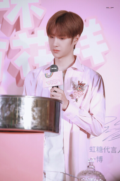 190526 彩虹糖见面会 @UNIQ-王一博 ​​​cr:logo