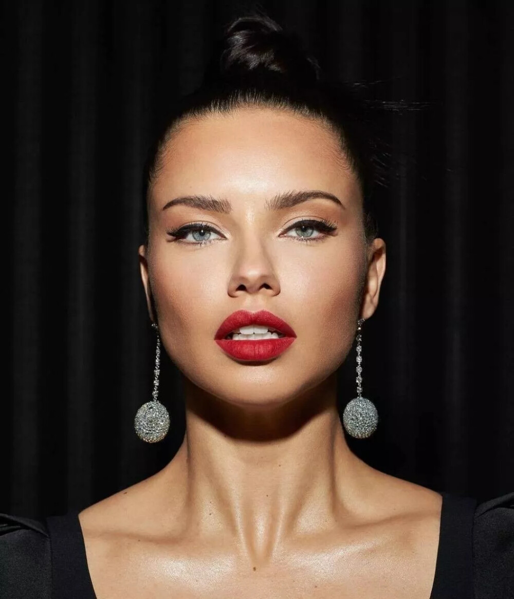 阿德里亚娜·利马（英文名：Adriana Lima），巴西模特，1981年6月12日出生于塞尔瓦多，是世界上出场费排名第三的女模特（2013年资料，年收入600万美元）。