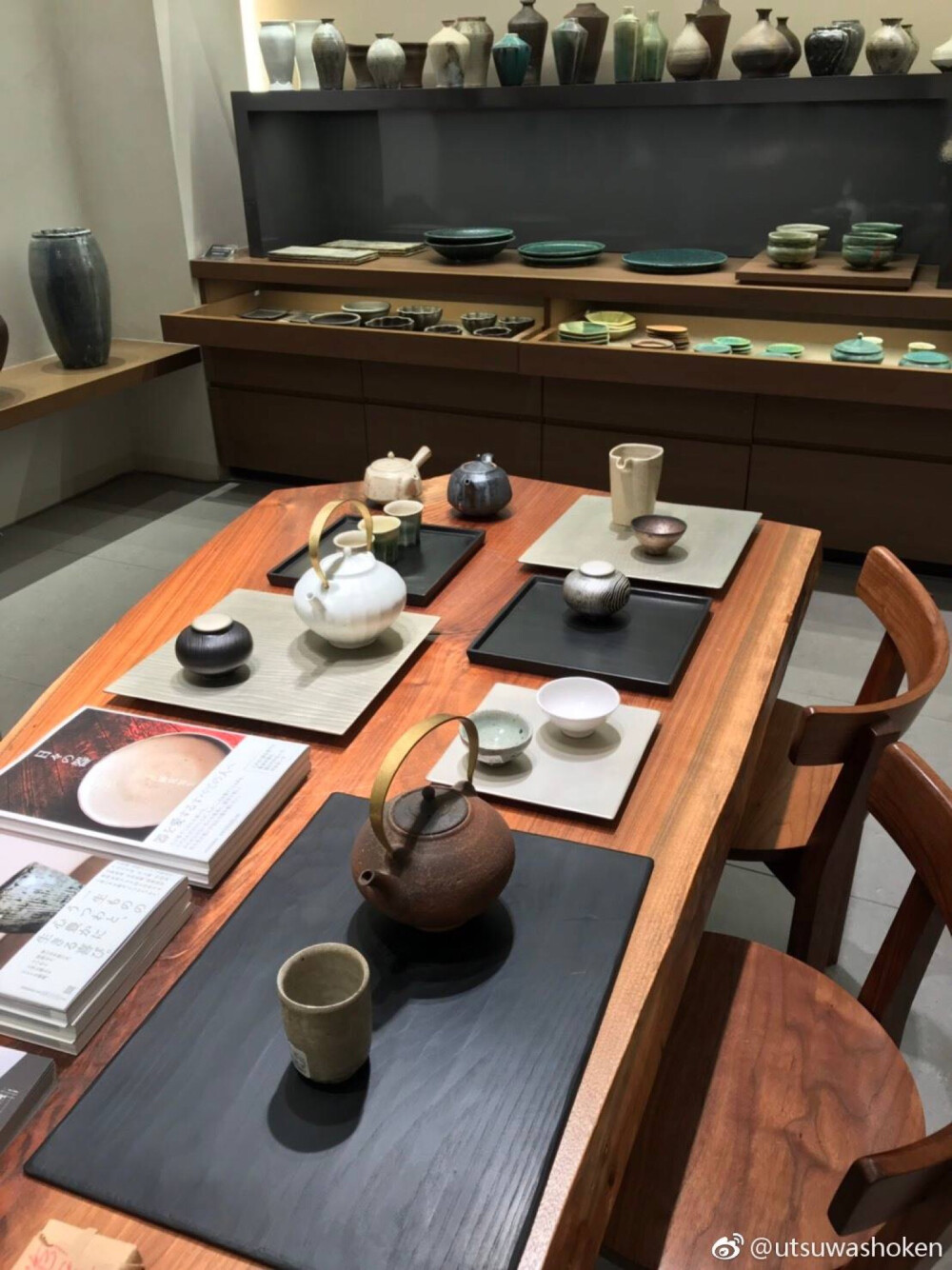 Ginza Mitsukoshi Japan Edition
(Utsuwa Shoken Select) New ways to display tea by contemporary
ceramic artists.
"A Look at Containers: Tea Vessels, Flower Vases" Session:
2/20/2019 (Wed) - 3/5 (Tue) Location: Ginza Mitsukoshi Main Building 7th Floor
4-6-16 Ginza, Chuo-ku, Tokyo Ginza Mitsukoshi main building 7th Floor
In this exhibition, with contemporary artists' new styles of
displaying tea as the theme, you will be introduced to impressive select items
such as vessels used with te