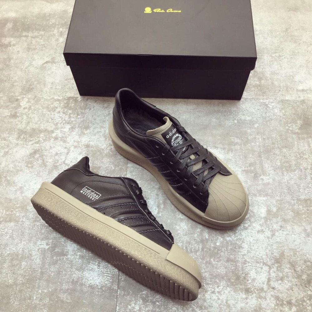 Rick Owens x Adidas Mastodon Pro Model Ro Pearl联名款瑞克欧文斯哥特风厚底低帮贝壳头系列潮流款将三叶草经典贝壳头的款式和Ro高街品牌的风格组合形成-种最新的穿搭风格面皮采用优质甩纹小牛皮内里进口绵羊皮质感细腻柔软舒适