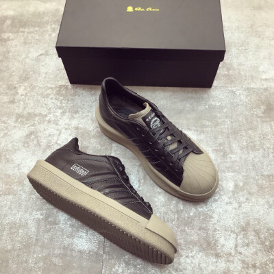 Rick Owens x Adidas Mastodon Pro Model Ro Pearl联名款瑞克欧文斯哥特风厚底低帮贝壳头系列潮流款将三叶草经典贝壳头的款式和Ro高街品牌的风格组合形成-种最新的穿搭风格面皮采用优质甩纹小牛皮内里进口绵羊皮质感…