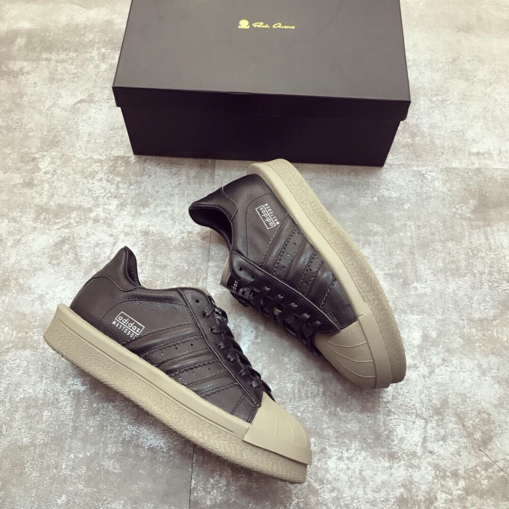 Rick Owens x Adidas Mastodon Pro Model Ro Pearl联名款瑞克欧文斯哥特风厚底低帮贝壳头系列潮流款将三叶草经典贝壳头的款式和Ro高街品牌的风格组合形成-种最新的穿搭风格面皮采用优质甩纹小牛皮内里进口绵羊皮质感细腻柔软舒适