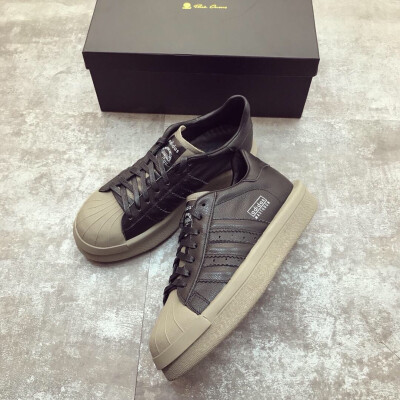 Rick Owens x Adidas Mastodon Pro Model Ro Pearl联名款瑞克欧文斯哥特风厚底低帮贝壳头系列潮流款将三叶草经典贝壳头的款式和Ro高街品牌的风格组合形成-种最新的穿搭风格面皮采用优质甩纹小牛皮内里进口绵羊皮质感…