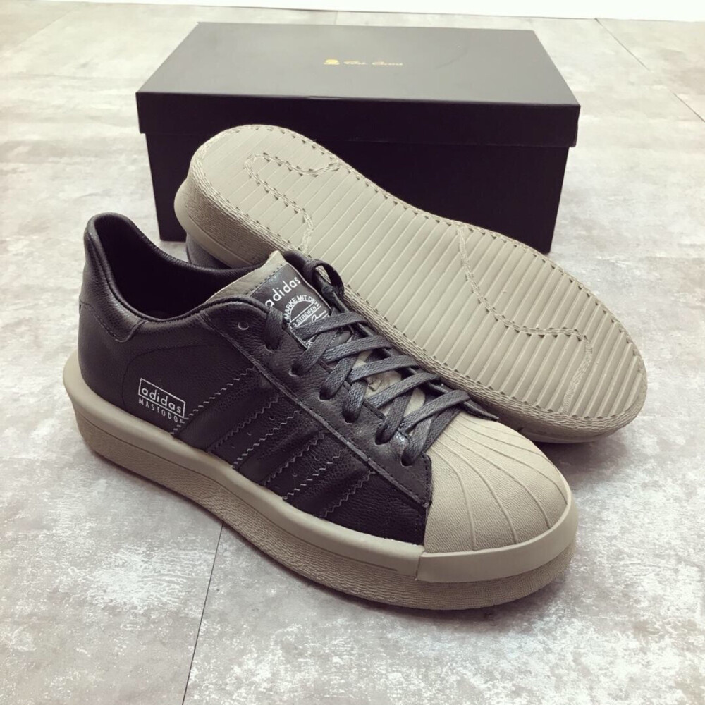 Rick Owens x Adidas Mastodon Pro Model Ro Pearl联名款瑞克欧文斯哥特风厚底低帮贝壳头系列潮流款将三叶草经典贝壳头的款式和Ro高街品牌的风格组合形成-种最新的穿搭风格面皮采用优质甩纹小牛皮内里进口绵羊皮质感细腻柔软舒适