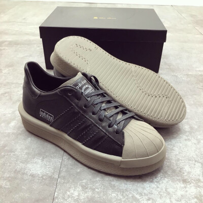 Rick Owens x Adidas Mastodon Pro Model Ro Pearl联名款瑞克欧文斯哥特风厚底低帮贝壳头系列潮流款将三叶草经典贝壳头的款式和Ro高街品牌的风格组合形成-种最新的穿搭风格面皮采用优质甩纹小牛皮内里进口绵羊皮质感…