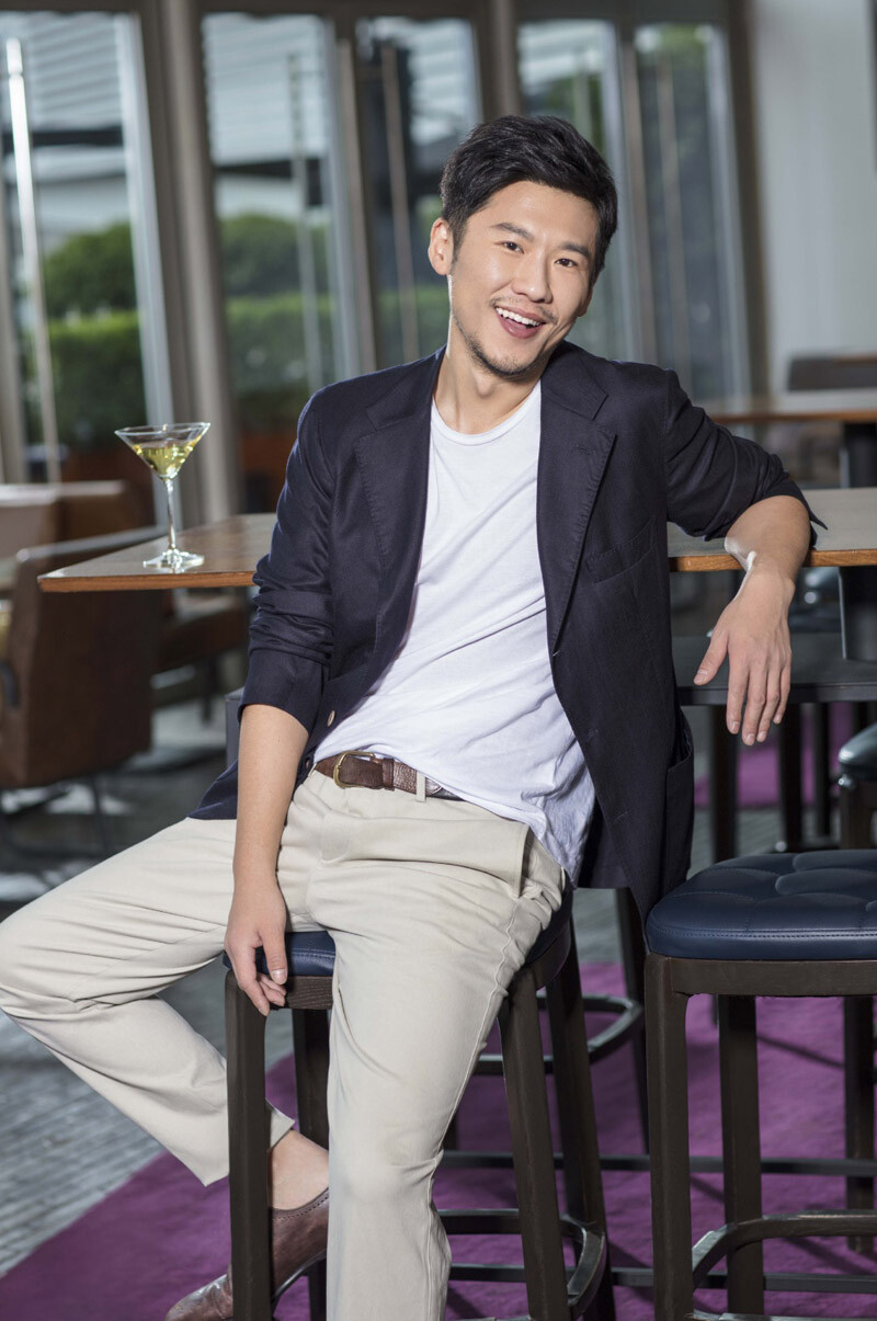 王骁，1978年5月4日出生于北京，中国内地男演员。2005年出演电视剧《血缘》。2010年因出演情感伦理剧《迷失洛杉矶》而进入观众视野，之后参演电视剧《夏妍的秋天》和《下南洋》。2011年首次与妈妈王馥荔合作出演家庭疗伤剧《我们是一家人》。