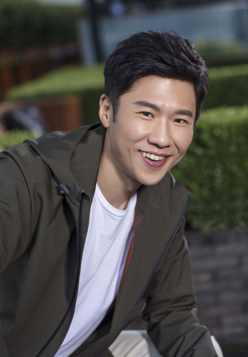 王骁，1978年5月4日出生于北京，中国内地男演员。2005年出演电视剧《血缘》。2010年因出演情感伦理剧《迷失洛杉矶》而进入观众视野，之后参演电视剧《夏妍的秋天》和《下南洋》。2011年首次与妈妈王馥荔合作出演家庭疗伤剧《我们是一家人》。