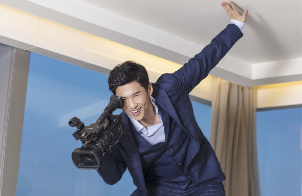 王骁，1978年5月4日出生于北京，中国内地男演员。2005年出演电视剧《血缘》。2010年因出演情感伦理剧《迷失洛杉矶》而进入观众视野，之后参演电视剧《夏妍的秋天》和《下南洋》。2011年首次与妈妈王馥荔合作出演家庭疗伤剧《我们是一家人》。