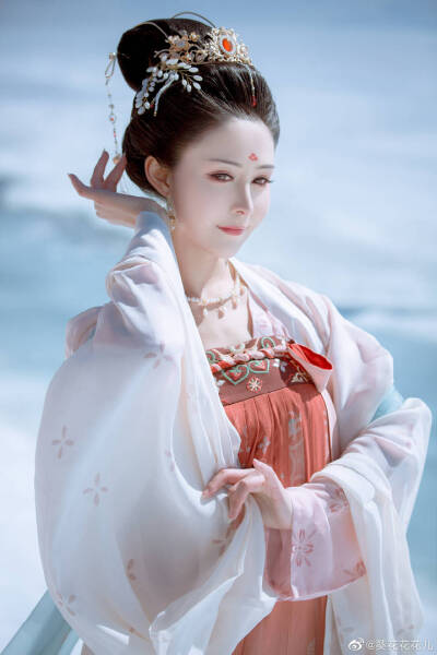 朱颜染尘
——长 安 故 梦——
出镜：葵
摄影/调色：@菠蘿Boge
发型：@啊啊啊啊啊阿shi 