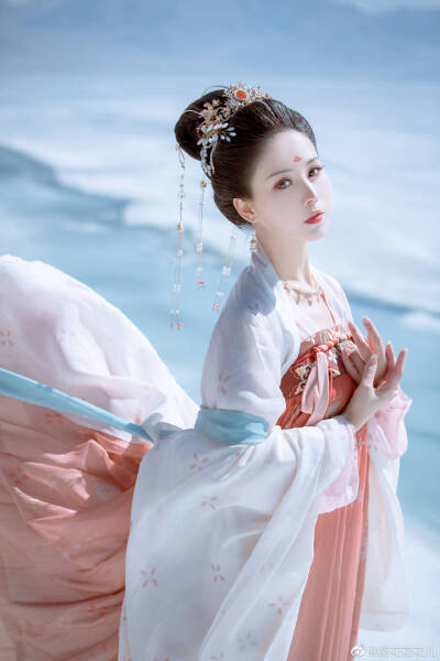 朱颜染尘
——长 安 故 梦——
出镜：葵
摄影/调色：@菠蘿Boge
发型：@啊啊啊啊啊阿shi 