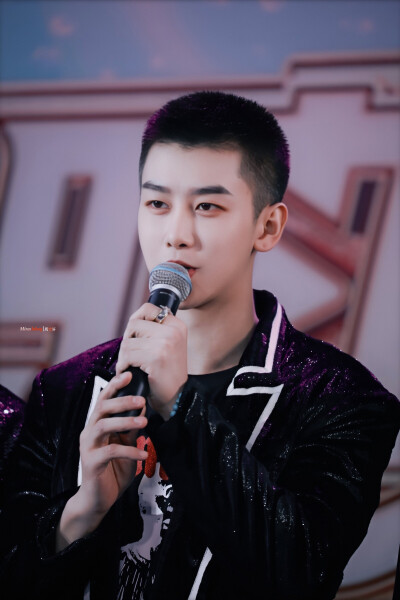 190527 映客527星光夜 红毯 @UNIQ-周艺轩 cr:logo