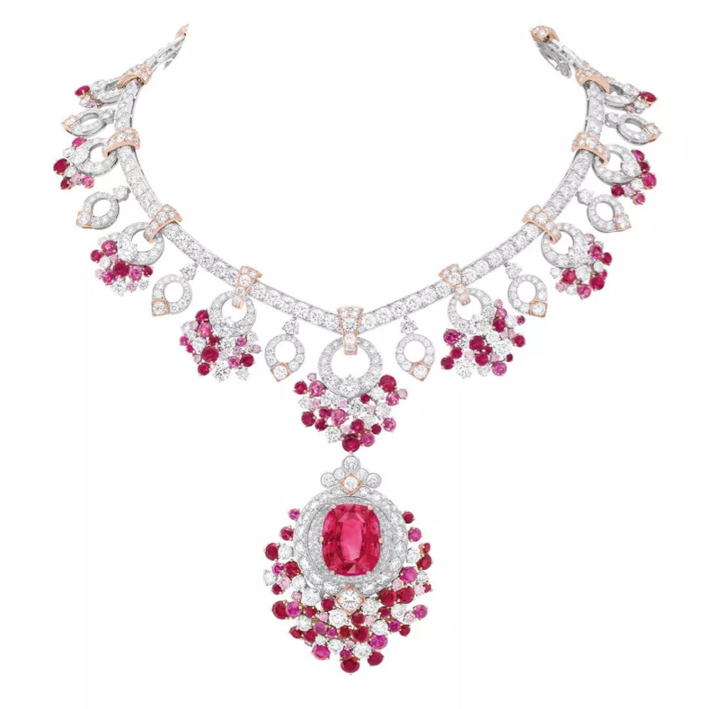 Van Cleef & Arpels 在2019年的新高级珠宝系列——「Treasure of Rubies」中推出了这件项链作品，灵感源自夏日森林中的红色浆果。设计师以红宝石来诠释盛夏果实的明快色调，营造出繁茂的自然场景，项链名称「Jardin de rubis」在法语中正是红宝石花园的意思。为了展现盛夏时节果实累累的景象，设计师将小颗的圆形宝石围镶于挂坠周围，如同茂密枝桠间圆润的浆果。你可以看到红色的红宝石、粉色的粉钻、白色的钻石错落镶嵌，形成缤纷而俏丽的色彩渐变，相邻宝石间几乎看不到贵金属镶座。项链上同样垂落着果实造型的坠饰，随挂环在颈间轻盈摆荡。