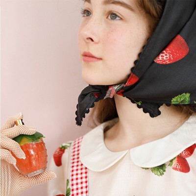 Emily Temple cute #少女资讯#
etc出香水了，以『草莓』为主题，瓶身也是草莓形状，还装饰了绿色的叶子 。有两种香型「sweetie jam 」 和 「cutie jam」 。5月28日发售 价格 5800日元 。 ​​​