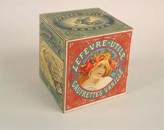 勒菲弗-莜泰丽饼干：香草薄饼包装盒
约1900年 铁盒上的彩色版画标签
19.3 x 18.3 x 17.5 厘米
©Mucha Trust 2019