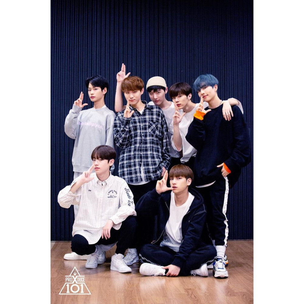 #曹承衍# #曹承衍PRODUCE X 101#
Produce X 101ㅣ小组<X>对决 对决现场后台实况公开！
.
'Love Shot'组
小组<X>对决练习中!小组别集体照 咔嚓
.
为你的少年投票！
全球爱豆养成节目企划 ＜PROUDCE X 101＞
.
国民制作人们, 拜托了!
每周五晚11点 首播 @WOODZ_dnwm